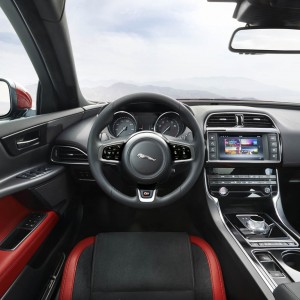 Photo officielle Jaguar XE S (2015)