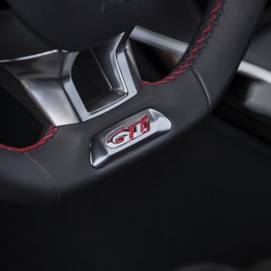 Photo sigle GTi volant cuir Peugeot 308 GTi by Peugeot Sport (20