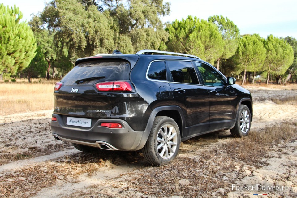 Photo 3/4 arrière Jeep Cherokee (2015)