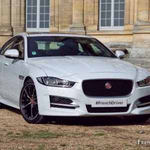 Photo 3/4 avant Jaguar XE R-Sport (2015) – 2.0l essence 200 ch