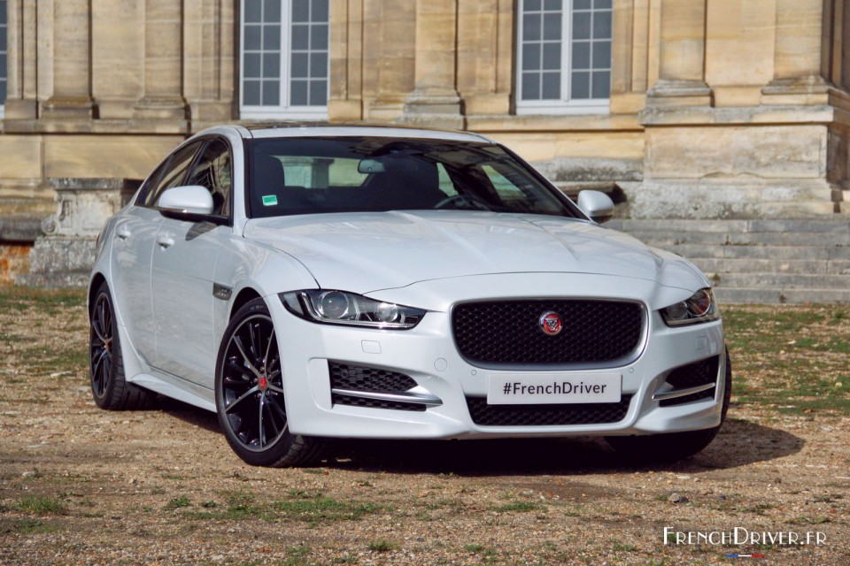 Photo 3/4 avant Jaguar XE R-Sport (2015) - 2.0l essence 200 ch