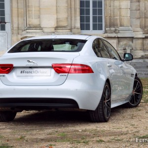 Photo 3/4 arrière Jaguar XE R-Sport (2015) – 2.0l essence 200 c