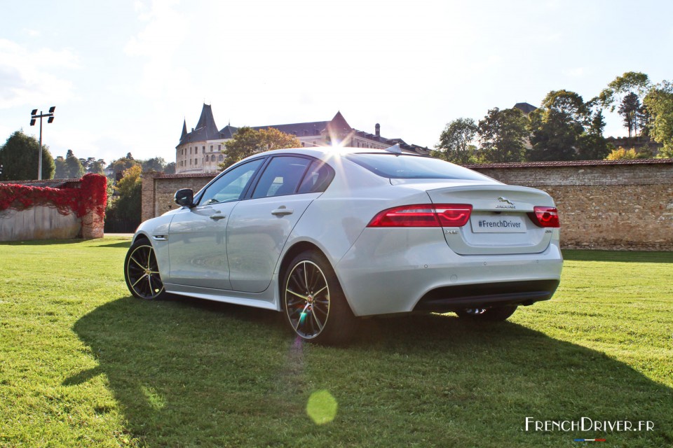 Photo essai Jaguar XE R-Sport (2015) - 2.0l essence 200 ch