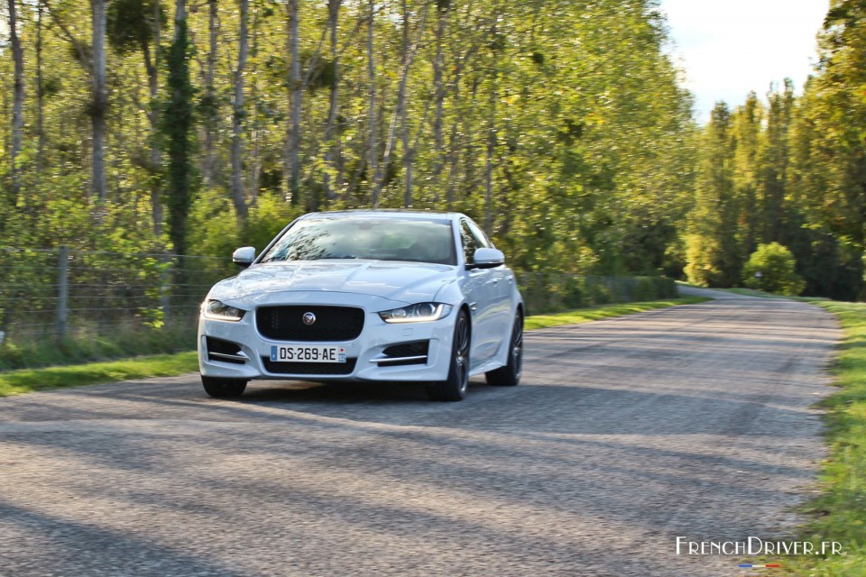 Photo essai Jaguar XE R-Sport (2015) - 2.0l essence 200 ch