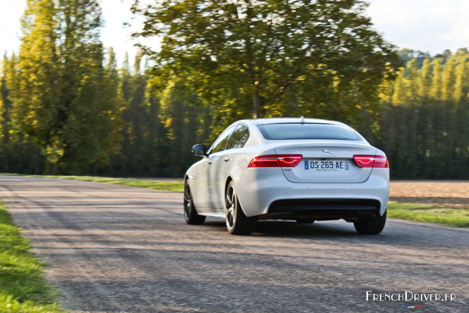 Photo essai Jaguar XE R-Sport (2015) - 2.0l essence 200 ch