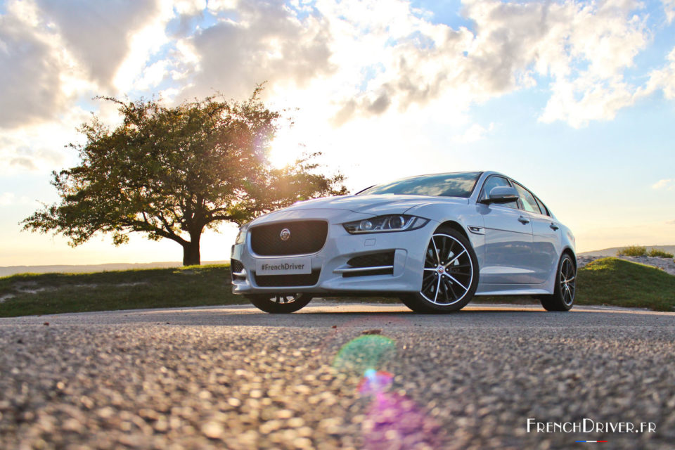 Photo essai Jaguar XE R-Sport (2015) - 2.0l essence 200 ch