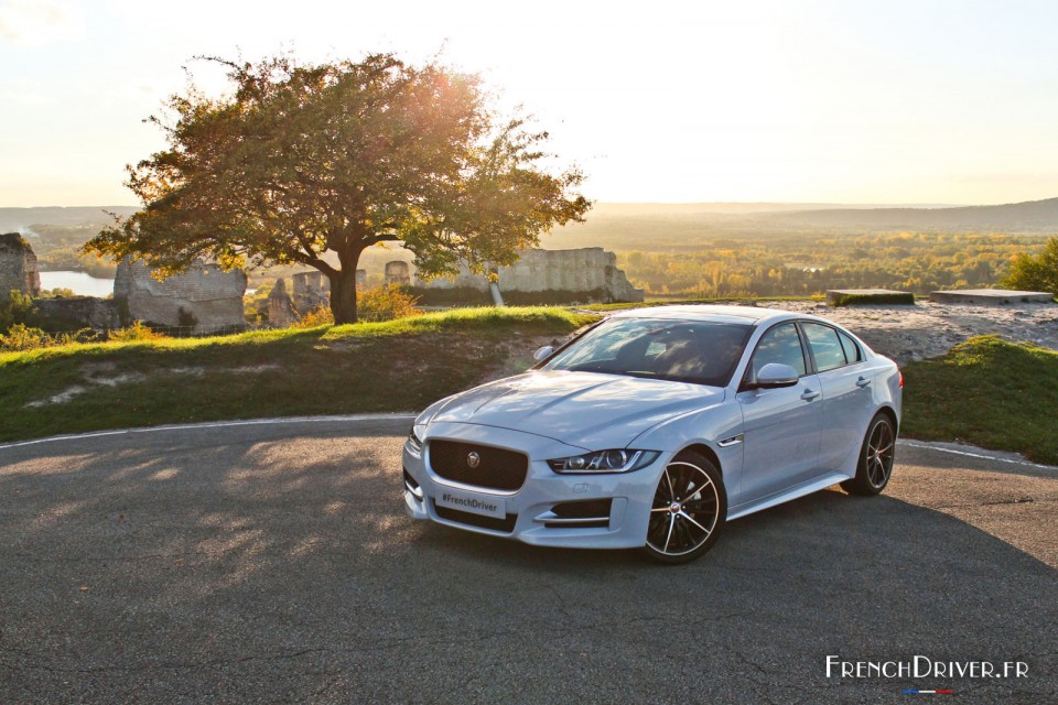 Photo essai Jaguar XE R-Sport (2015) - 2.0l essence 200 ch