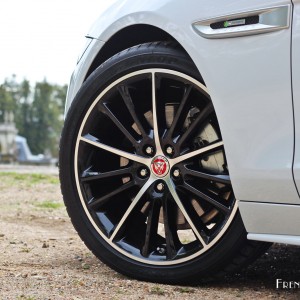 Photo jante aluminium 19 Radiance noire Jaguar XE R-Sport (2015)