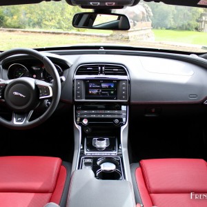 Photo tableau de bord Jaguar XE R-Sport (2015) – 2.0l essence 20