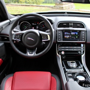 Photo poste de conduite Jaguar XE R-Sport (2015) – 2.0l essence