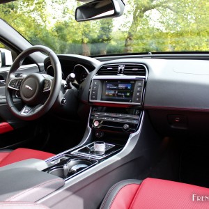 Photo intérieur Jaguar XE R-Sport (2015) – 2.0l essence 200 ch