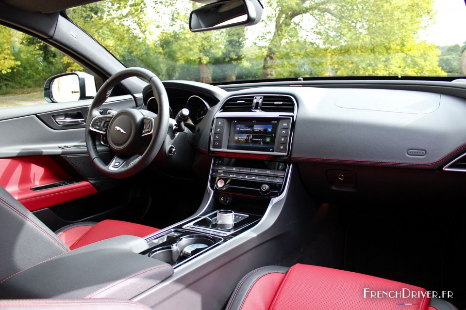 Photo intérieur Jaguar XE R-Sport (2015) - 2.0l essence 200 ch