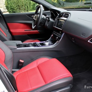 Photo intérieur cuir Taurus Jet Red Jaguar XE R-Sport (2015) –