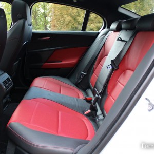 Photo banquette arrière Jaguar XE R-Sport (2015) – 2.0l essence