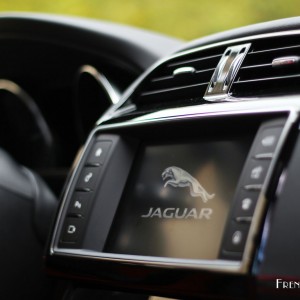 Photo écran tactile Jaguar XE R-Sport (2015) – 2.0l essence 200