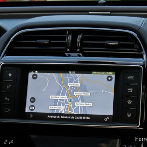 Photo écran tactile GPS Jaguar XE R-Sport (2015) – 2.0l essence