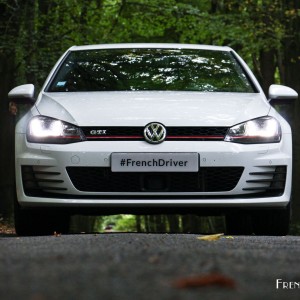 Photo face avant Volkswagen Golf GTI 220 (2015)