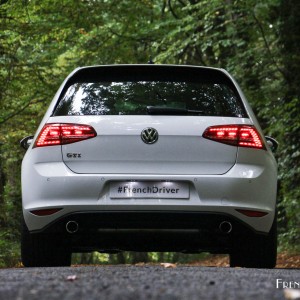 Photo face arrière Volkswagen Golf GTI 220 (2015)