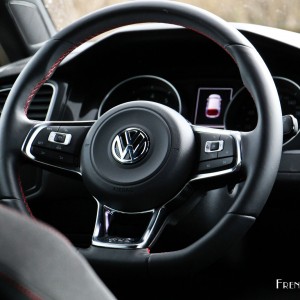 Photo volant Volkswagen Golf GTI 220 (2015)