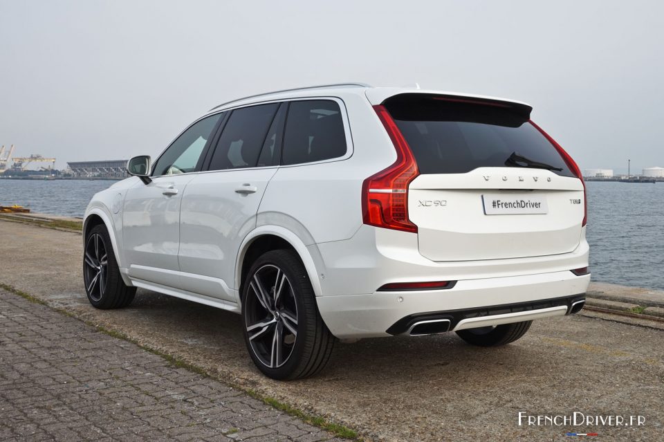 Photo 3/4 arrière Volvo XC90 R-Design T8 (2016)