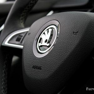 Photo détail volant Skoda Octavia RS (2017)