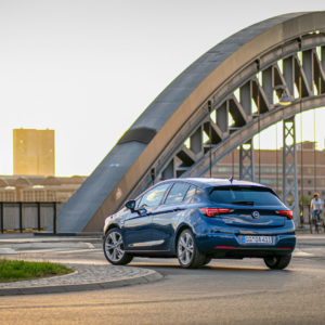 Photo essai Opel Astra restylée Bleu Nautique (2019)