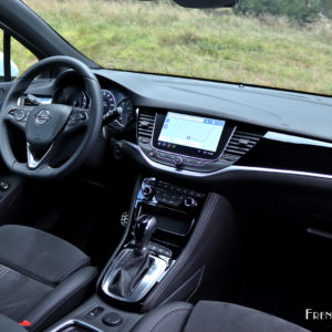 Photo intérieur Alcantara Opel Astra restylée (2019)