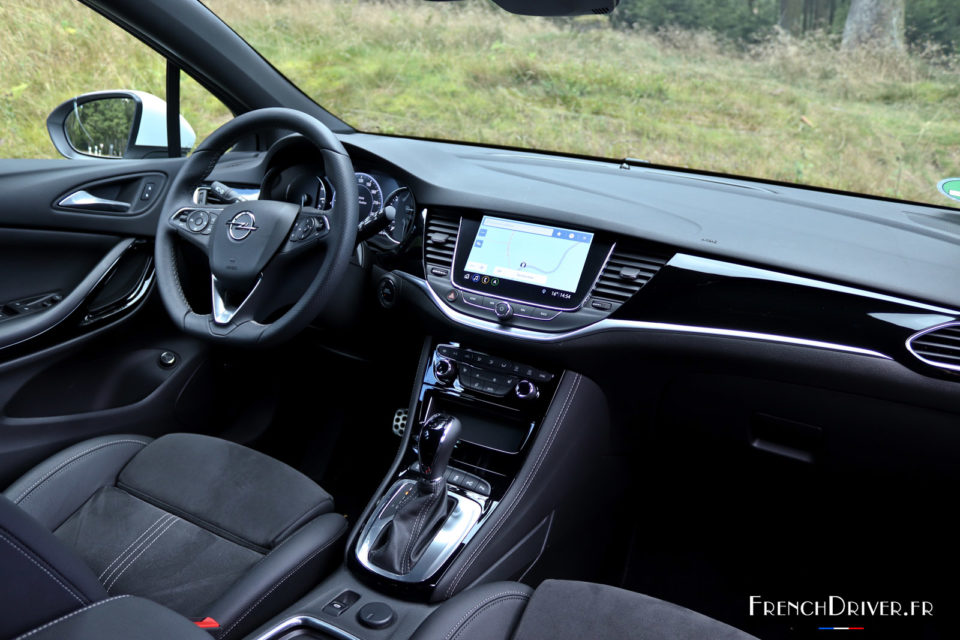 Photo intérieur Alcantara Opel Astra restylée (2019)