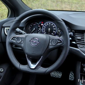 Photo volant cuir Opel Astra restylée (2019)