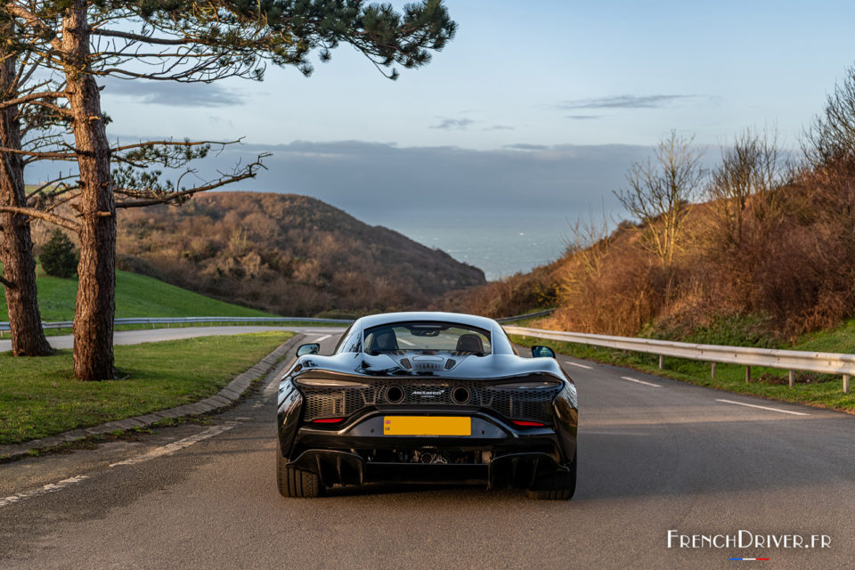 Photo face arrière McLaren Artura (2024)