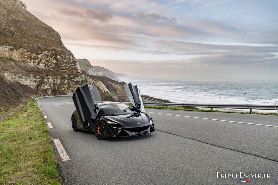 Photo 3/4 avant McLaren Artura (2024)