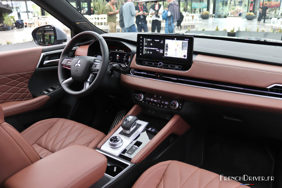 Photo intérieur cuir Mitsubishi Outlander IV (2024)