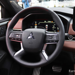 Photo volant cuir Mitsubishi Outlander IV (2024)